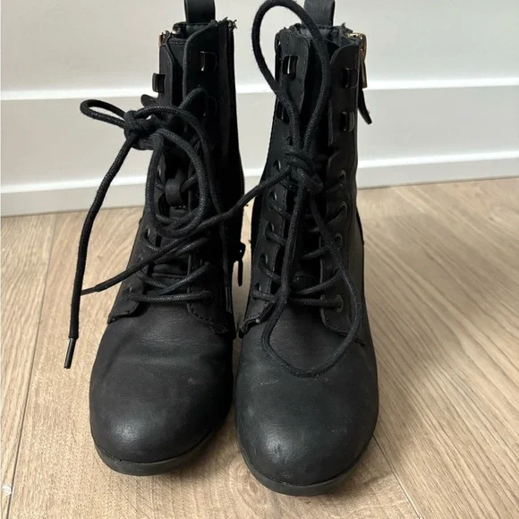 Black Lace-Up Ankle Boots size 6 - Picture 3 of 7